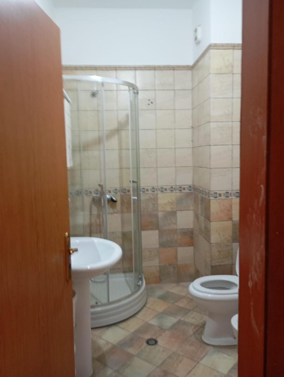 Royal Hostel Tiranë Ngoại thất bức ảnh